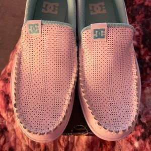 DC Skate Villain Slip On Sneakers EUC 9 white teal